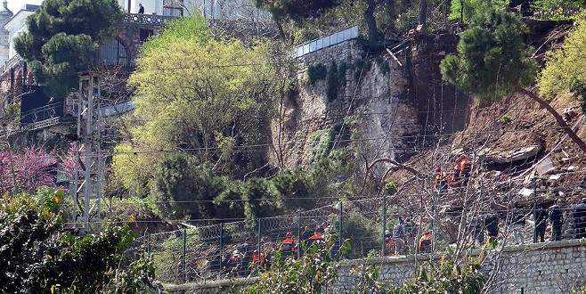 Çay bahçesinin duvarı çöktü!