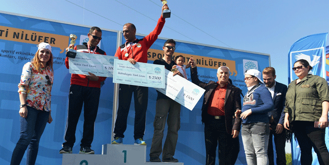 Paraşütçüler ödüllerini Bozbey’in elinden aldı