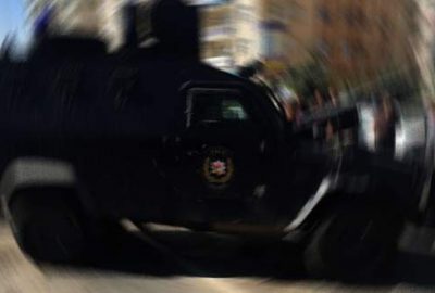 Üç noktada zırhlı polis araçlarına saldırı