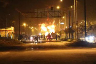 PKK’lılar yol kesip 8 aracı ateşe verdi