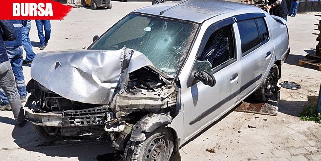 Yoldan çıkarak trafoya çarptı: 3 kişi yaralandı