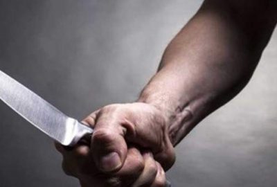 Karakolun önünde 3 polisi bıçakladı