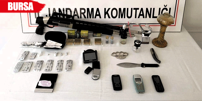 Yol kontrolünde durdurulan araçtan uyuşturucu ve silah çıktı