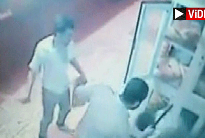 Pide alan çocukları feci şekilde dövdüler