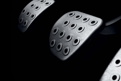 Fren yerine gaza basınca iş yerine girdi