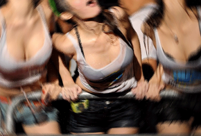 Su bayramında seksi kıyafet giyen kadınlar tutuklanacak