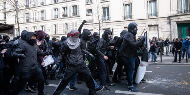 Polisle çatıştılar: 130 gözaltı