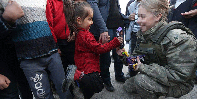 Çocuklarla futbol oynayıp ailelere yardım dağıttılar