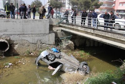 Üniversite Öğrencileri Otomobil İle Dereye Uçtu: 3 Yaralı