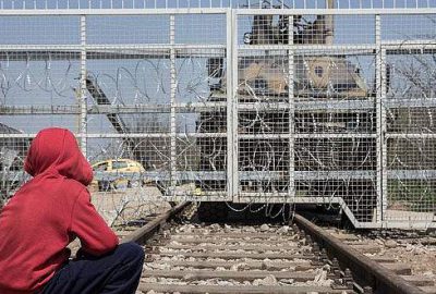 Sığınmacılar sınırdaki tel örgüleri yıkmaya çalıştı