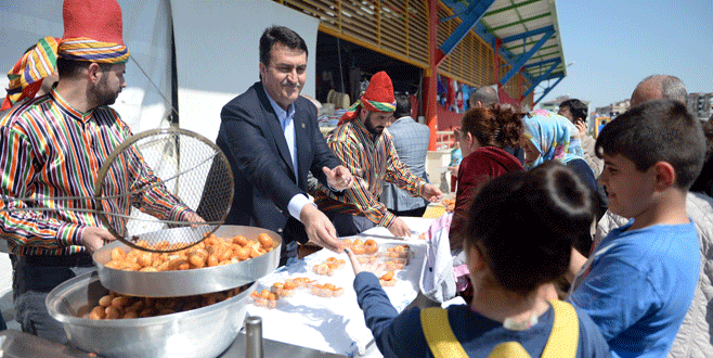 Dündar kandil lokması dağıttı