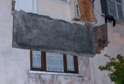 Evin balkonu çöktü: 3 yaralı