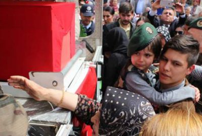 Minik elleriyle şehit babasına son kez dokundu