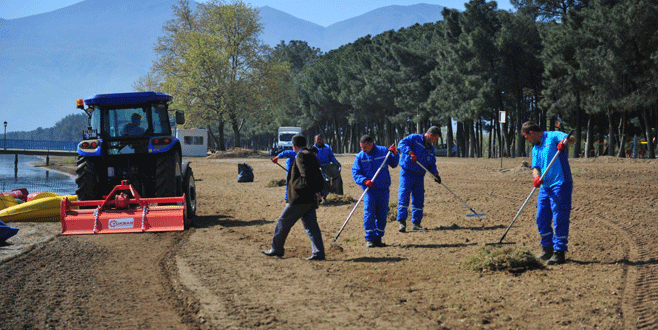 Göl sahilinde yaz temizliği