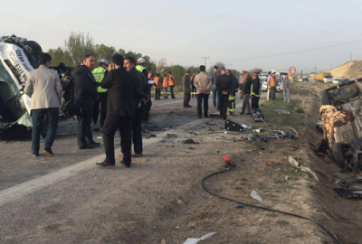 Cenaze aracı ile hafif ticari araç çarpıştı: 4 ölü, 2 yaralı