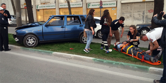 Bursa’da kontrolden çıkan araç ağaca çarparak durabildi