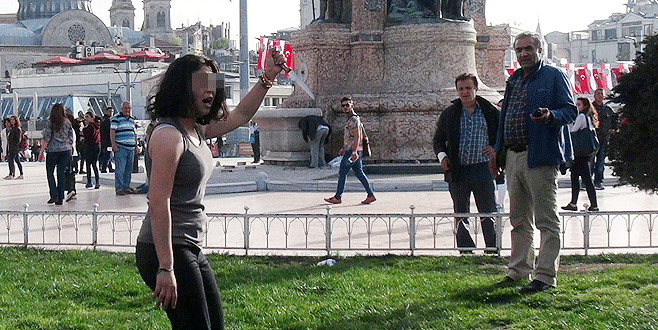 Bıçaklı genç kız, Taksim Meydanı’nı karıştırdı