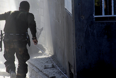 Kanasla vurulan polis ağır yaralandı