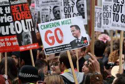 Cameron’ın istifasını isteyen protestocular Başbakanlığı kuşattı