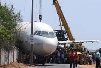 Uçağın üzerine vinç düştü!