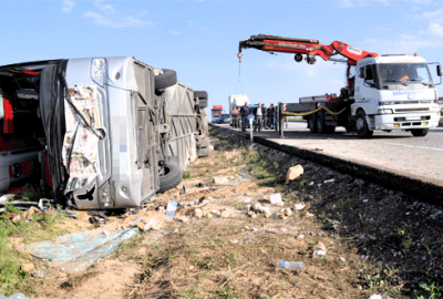 Yolcu otobüsü devrildi, ölü ve yaralılar var