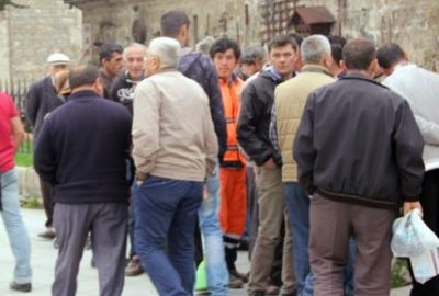 Şüpheli paketi görmek için birbirlerini ezdiler