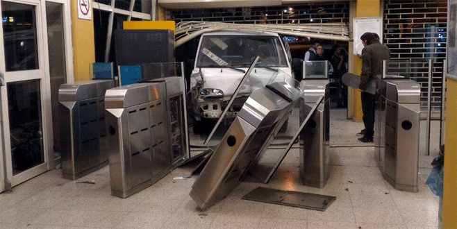 Minibüsün metro durağına dalması kameralara yansıdı