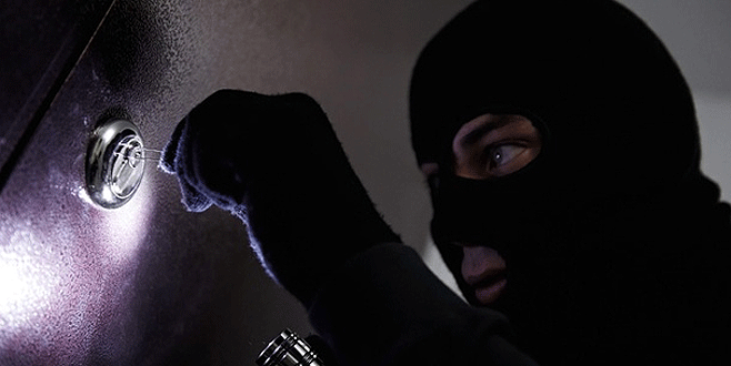 Bursa’da markete giren hırsızlar silah çaldı