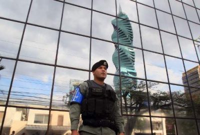 Panama şirketine polis baskını