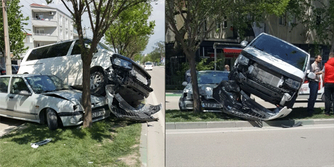 Bursa’da trafik kazası: İki araç üst üste bindi