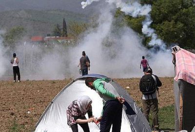 İdomeni’de sığınmacılar ile polis arasında gerginlik