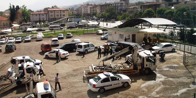 Bursa’da aracı çekilen adam ortalığı birbirine kattı