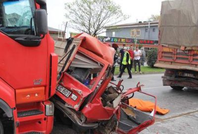 Otomobil iki TIR’ın arasında kaldı!