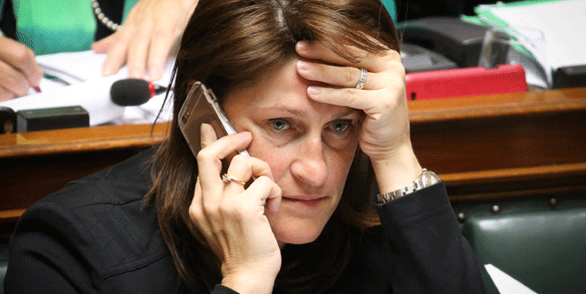 Baskılara dayanamadı