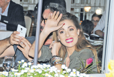 Neşeli akşam yemeği