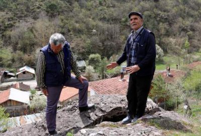 Düşen kayalar yüzünden köylerinin taşınmasını istiyorlar