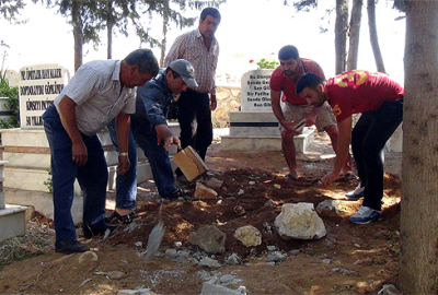 Özgecan’ın katili gömüldü diye mezarı açtırdılar