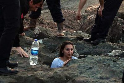 Selfie çekerken kayaların arasına sıkıştı
