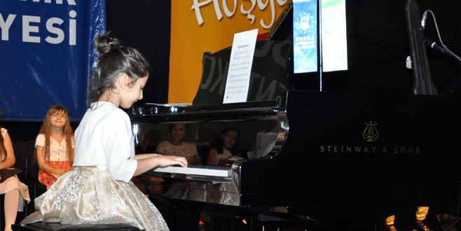 BKK’dan 800 çocukla piyano maratonu