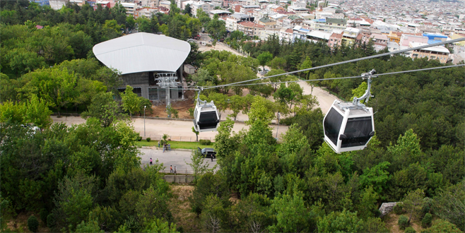 Bayrak ve uçurtma ile gelen çocuklara teleferik bedava