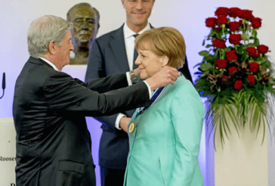 Merkel’e özgürlük ödülü verildi