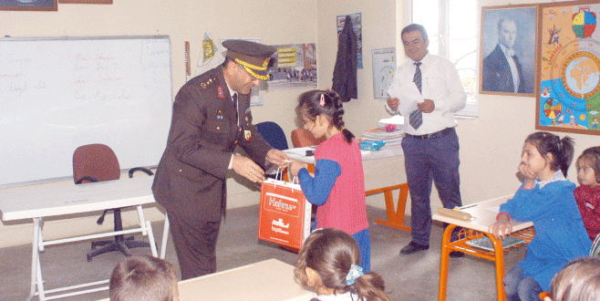Jandarma’dan çocuklara hediye