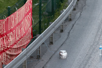 Şüpheli paket trafiği felç etti