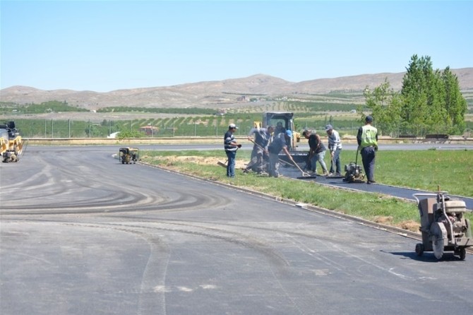 Olimpik Atletizm Pistinde Yenileme Çalışmaları Sürüyor