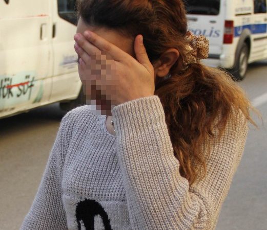 Samsun’da kapısını zorlayarak girdikleri evden 20 bin liralık ziynet eşyası