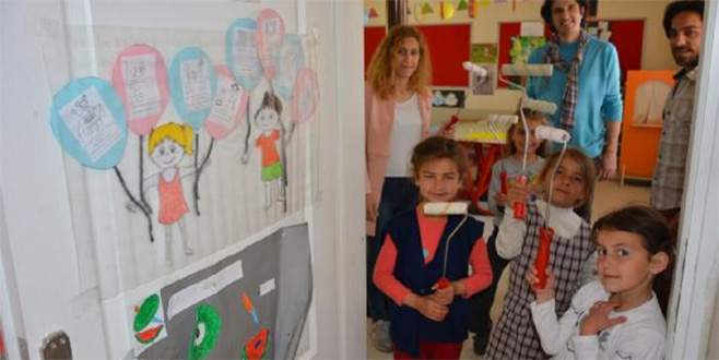 Bayramda öğretmenleriyle okulu boyadılar