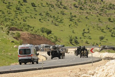 Polis aracına tuzak: 13 yaralı