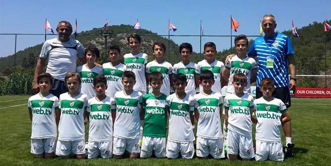 Bursaspor U11 ödüle doymuyor