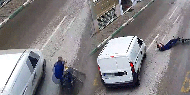 Bursa’da ticari araç ile bisikletli genç çarpıştı