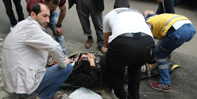 Otomobil motosikletli karı kocaya çarptı